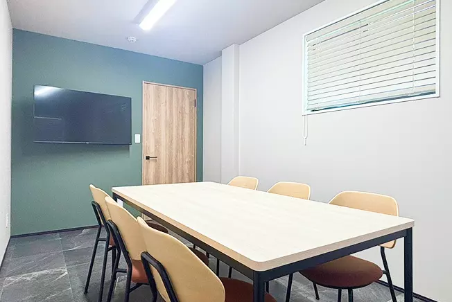 モニターと机、椅子がある部屋の写真
