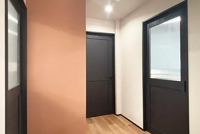左側、奥側、右側にそれぞれある部屋に行く為のドアの写真